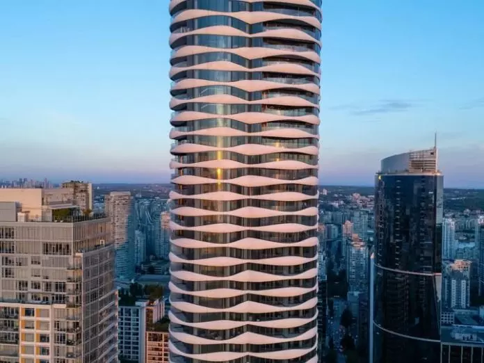 温哥华市中心地标性大楼业主 以260万元买入今160万贱卖