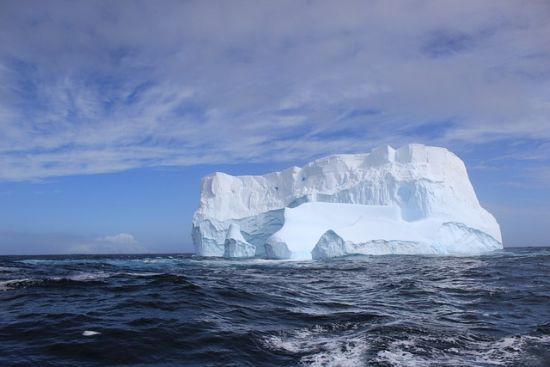 世界最大冰山挣脱束缚奔向南大洋 重达近万亿吨…