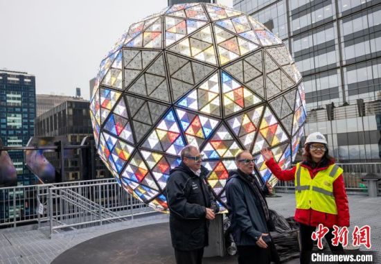 美国纽约时报广场新年倒计时水晶球以全新灯光图案亮相