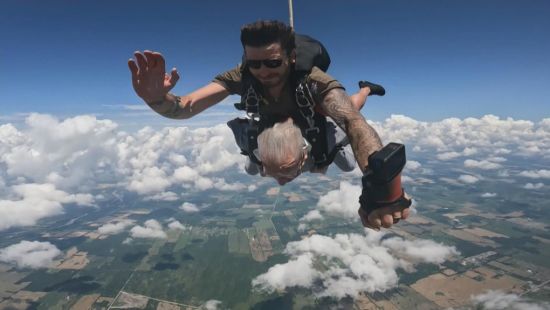 加拿大这位100岁老头太帅了！万尺高空跳下，筹款助病童