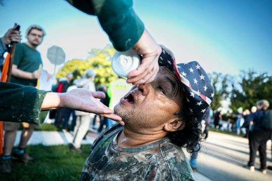 特朗普强行派兵 芝加哥市民：这里“不是战区”