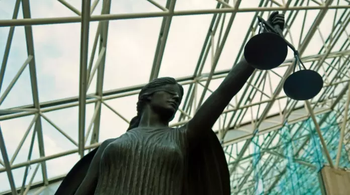 国庆黄金周｜超24亿人次跨区域流动 航拍绵延数公里车灯