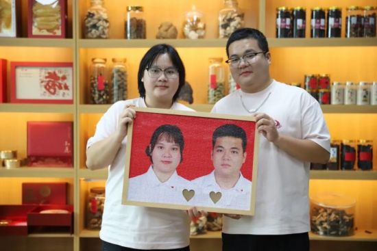 注定姻缘？︱东莞95后夫妻激似双胞胎 帮网民“变走”药箱走红｜有片