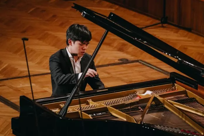 华裔加籍钢琴家陈禹同 晋级2025萧邦钢琴大赛决赛