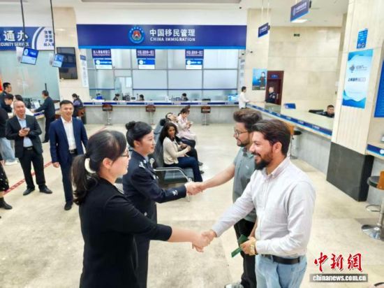 海南封关首日见闻：第一批外籍人士领取就业许可、居留许可