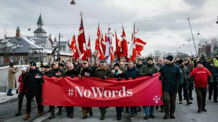 丹麦退伍军人美国使馆外静默抗议 不满特朗普言论轻视贡献