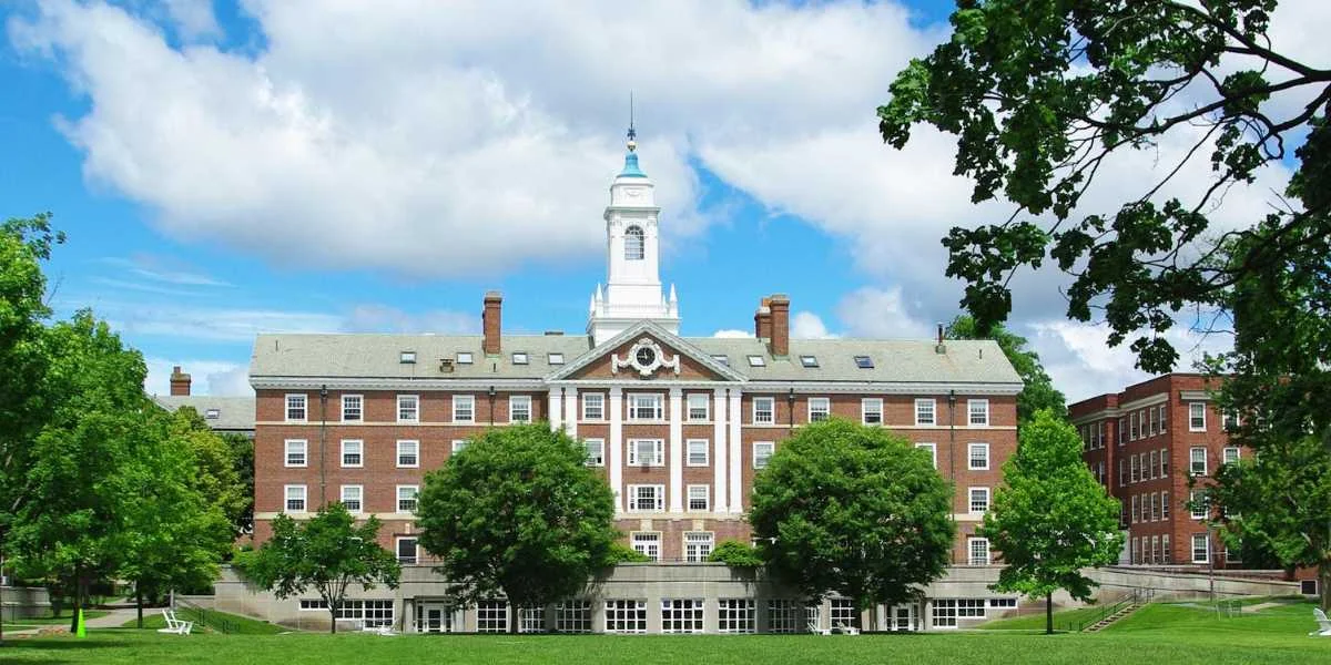 特朗普政府起诉哈佛大学 指控容忍反犹追讨数十亿拨款