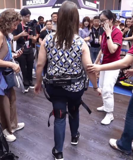 中国产外骨骼设备 外籍残障女穿上重新站立行走 亲友感动洒泪
