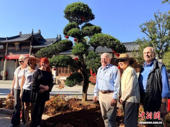 84年后，他再次带着父亲的降落伞残布来到中国 
