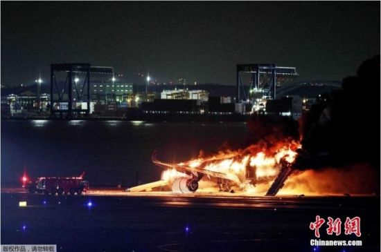 近百次航班被取消 日本对羽田机场飞机相撞事故展开调查