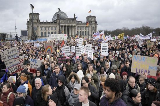 德国各地逾25万人示威 连续4周上街反极右政党