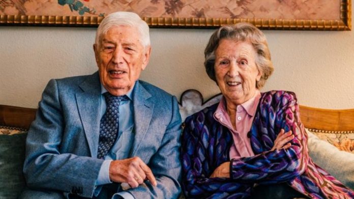 安乐死：荷兰93岁前首相与同龄妻相爱到最后牵手告别世界