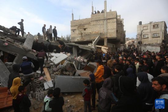 以军空袭加沙南部住宅致16人死亡