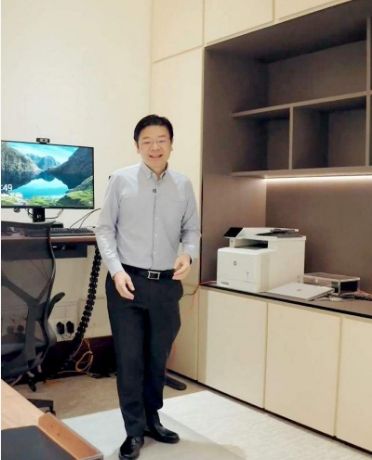 新加坡总理黄循财“开箱”新办公室，布置以功能性为主