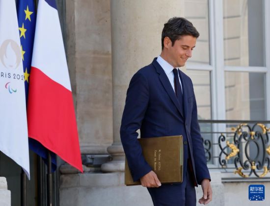 法国总统马克龙批准总理阿塔尔辞职请求