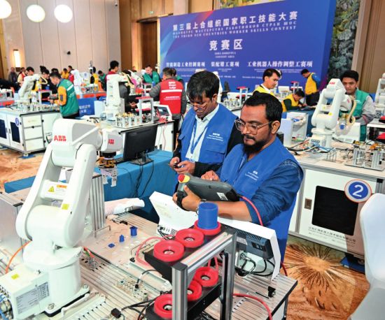 为全球治理贡献“上合方案”