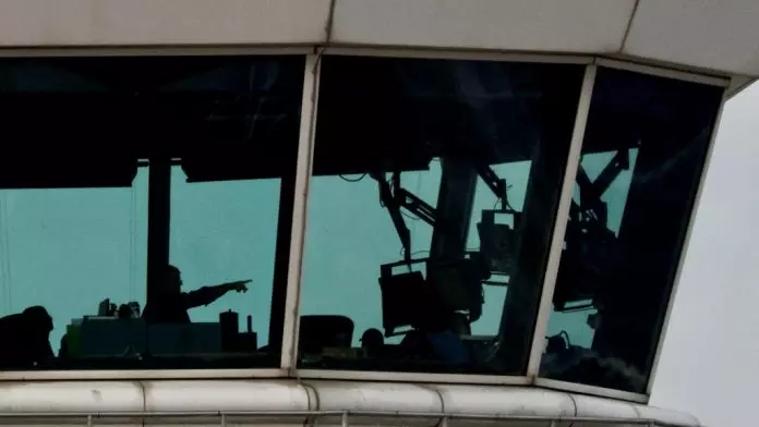 美国政府关门酿航班大误点 塔台无人指挥机师“自己来”