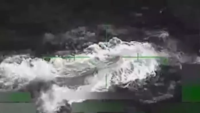 特朗普证美军加勒比海摧毁“运毒潜艇” 4人中2死2遣返