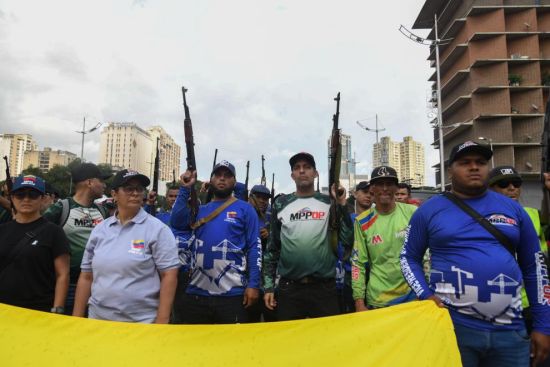 美国航母逼近 委内瑞拉民众：我们热爱和平 但谁来都不怕