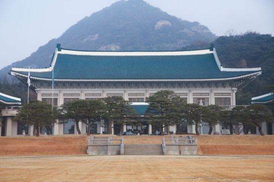 一座青瓦台，半部韩国史