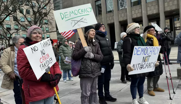 多伦多数百人聚集美国领事馆外　高举口号“无国王”反特朗普