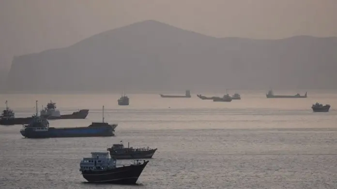 伊朗局势｜南韩商船及阿联酋油港遭伊炮火击中 美：击沉6伊朗快艇