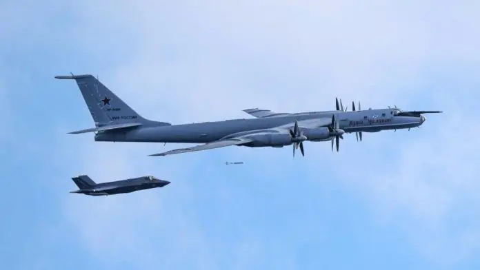 俄军机“熊-F”低空迫近英航母丢声纳浮标 F-35紧急升空拦截