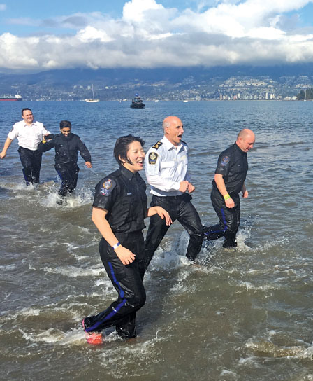 大温警队“泳士”成群下水冬泳 为特殊奥运筹款