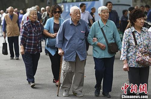 图为南京一所高校的退休教师们参加活动的资料照片。 <a target='_blank' href='http://www.chinanews.com/'>中新社</a>记者 泱波 摄
