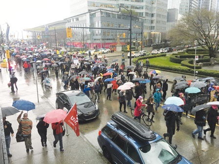 全加妇女游行抗议川普 温哥华8千人出席