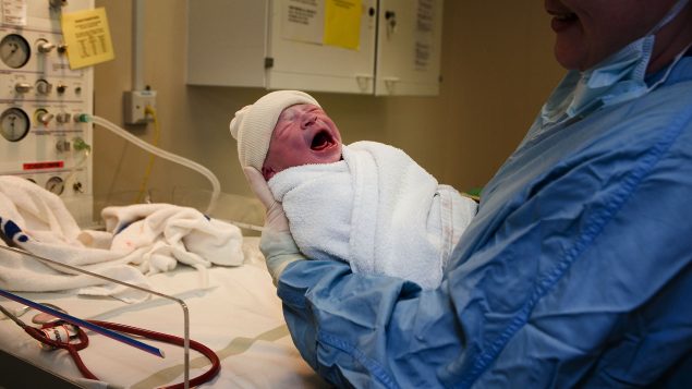 加拿大出生率下降但剖腹产比例上升：加拿大卫生信息研究所报告