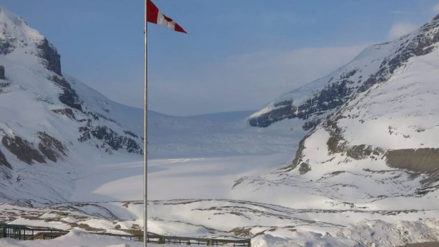 加拿大一男子掉入30 米冰川裂缝后幸存