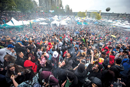 温哥华4万人涌到日落滩抽大麻 8人送院