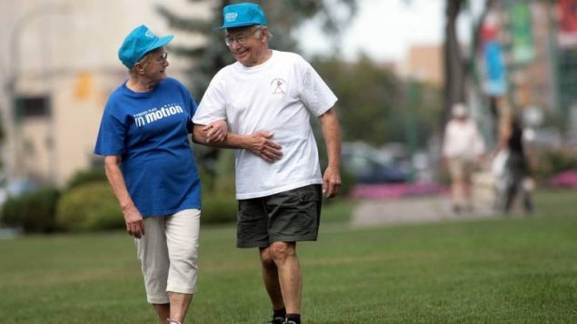 新研究：经常走路能让老人多活好几年