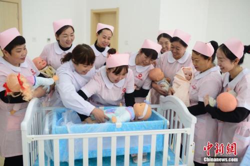 图为务工人员上新生婴儿护理培训课程。 <a target='_blank' href='http://www.chinanews.com/'>中新社</a>记者 刘文华 摄