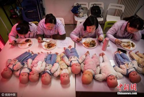 妇女们参加阿姨大学的月嫂培训课程。 图片来源：视觉中国