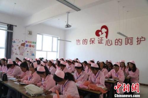 图为在山西省忻州市神池县职业技能培训基地，49名女性正在接受家政育儿技能培训。 王斌田 摄