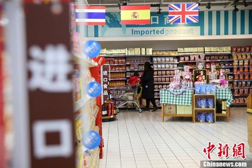 12月8日，山西太原，民众在超市选购进口商品。 <a target='_blank' href='http://www.chinanews.com/'>中新社</a>记者 张云 摄