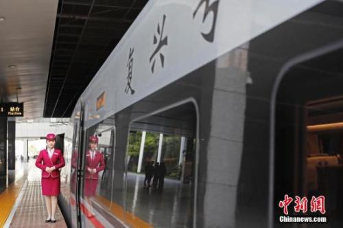 资料图：4月10日，列车员在“复兴号”列车旁迎接旅客的到来。 <a target='_blank' href='http://www.chinanews.com/'>中新社</a>记者 殷立勤 摄