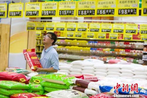 民众在超市查看大米售价。　张云 摄
