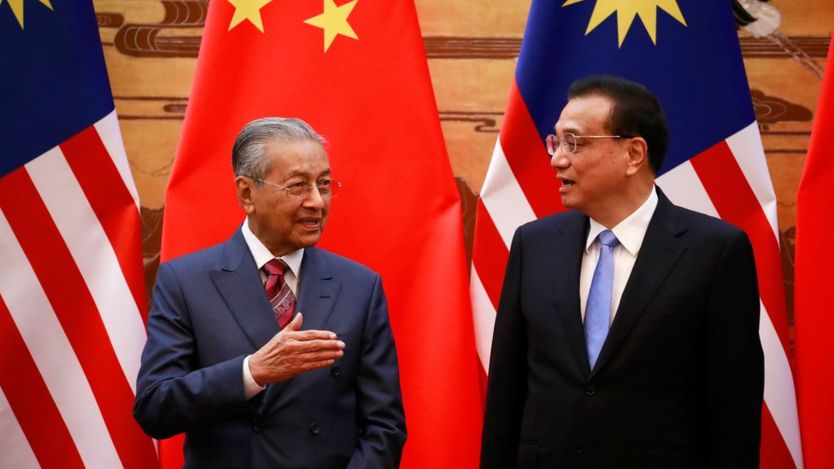 马哈蒂尔抵达北京后，与中国总理李克强见面，并出席中方安排的欢迎仪式。