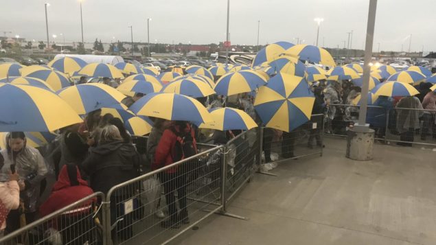 宜家在魁北克市开业，4000 人冒雨排队