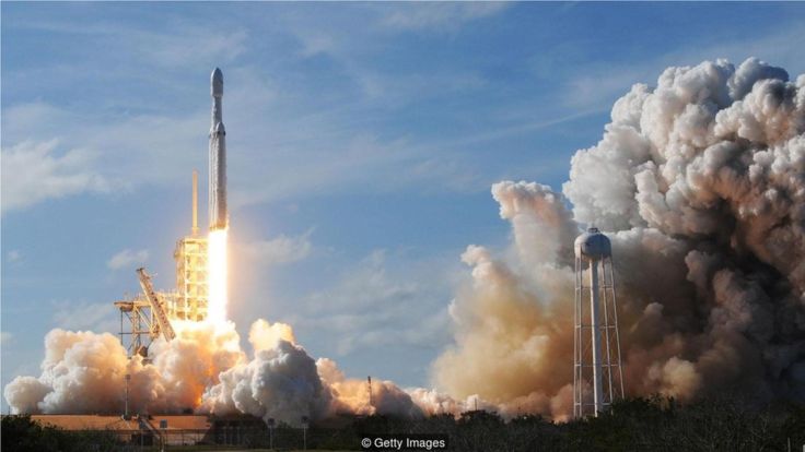 SpaceX和Blue Origin等公司正在争夺最终边界的经济潜力。