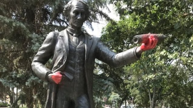 加拿大首任总理麦克唐纳的雕像在里贾纳市也遭破坏