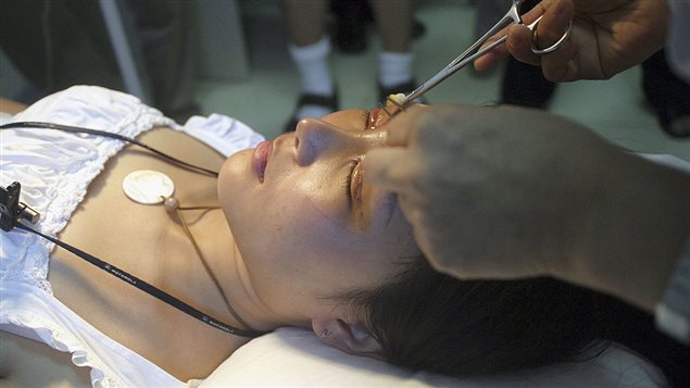 华裔美容师胆大包天 无牌执业被软禁仨月