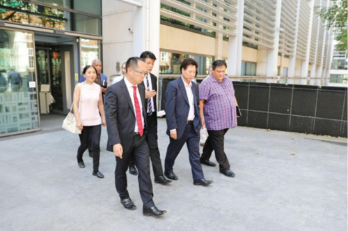 8月7日，华社代表在结束与移民局官员对话后步出内政部大楼。(图片来源：欧洲时报记者陈述 摄)