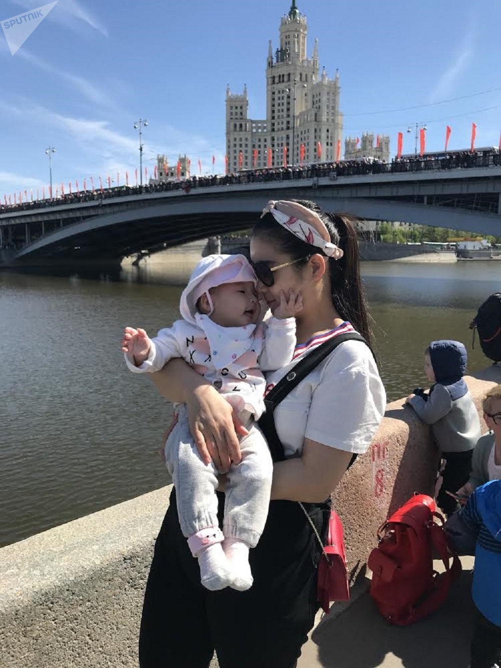 薛女士和女儿在莫斯科河河畔