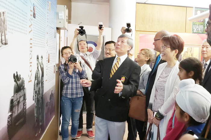 屈洁冰出席华埠华人 军事博物馆图片展