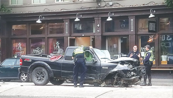 温哥华唐人街发生连环车祸 4人受伤2人被捕