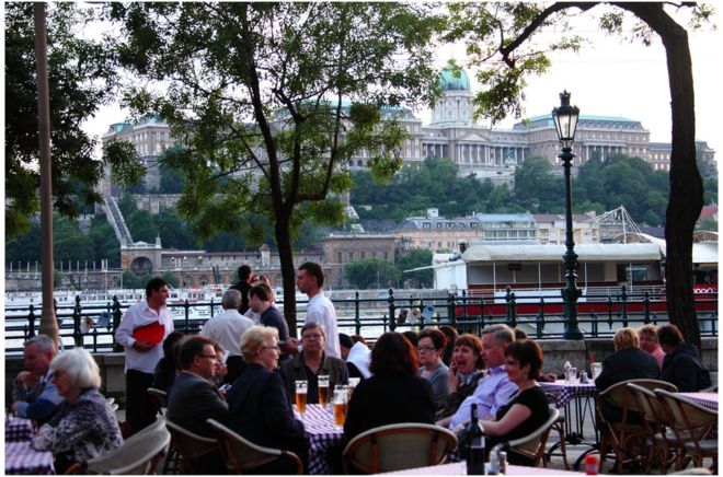 布达佩斯的许多社区已经重获新生，新开了许多酒吧和咖啡厅。